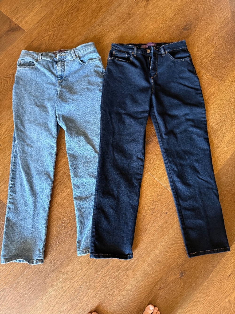Lot of 2 Gloria Vanderbilt Amanda Jeans 8S 8 Short One Light, One Dark